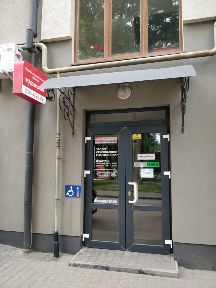 Әдемі қыздар секс ойыншықтарымен өздерін сипады