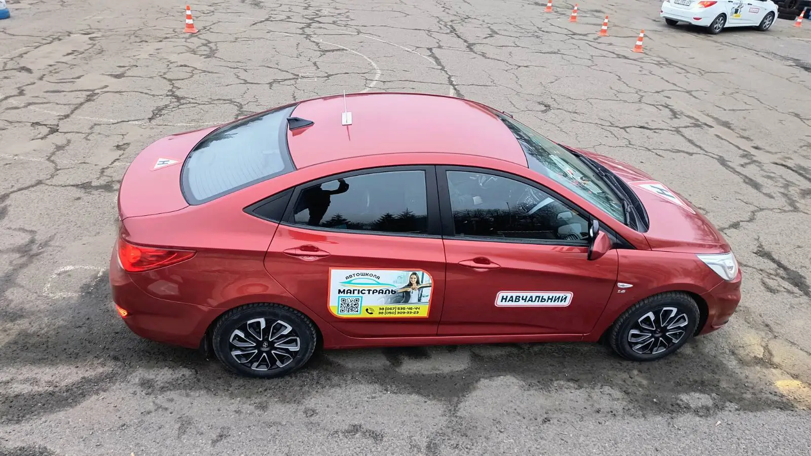 червоний автомобіль автошколи Магістраль у Львові
